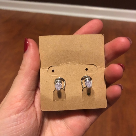 Plunder mint green post earrings with mini pearls - Picture 3 of 3